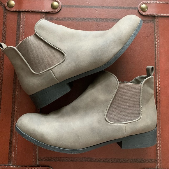 AMERICAN RAG Taupe Brown Suede ADESYRE ANKLE BOOTS Bootie 1" Heel
Women's Sz 8M - Picture 3 of 9